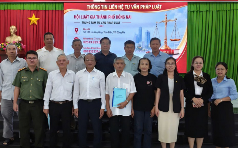 Đại diện Hội Luật gia Tp.Đồng Nai, lãnh đạo xã Đại Phước cùng các đại biểu chụp hình lưu niệm sau hội nghị tuyên truyền, phổ biến pháp luật.
