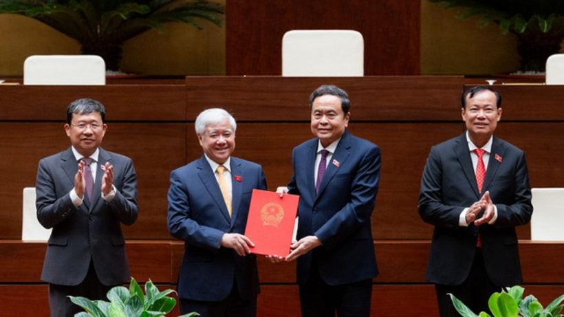 Chủ tịch Quốc hội Trần Thanh Mẫn trao Nghị quyết cho Đoàn Chủ tịch Tổ chức Nghị sĩ hữu nghị Việt Nam của Quốc hội khoá XVI (Ảnh: Quochoi.vn).
