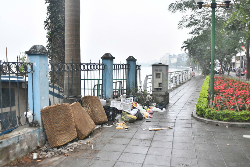 Nước thải ô nhiễm, đường ven hồ ùn ứ và làng nghề mai một là những bất cập lớn tại Hồ Tây.