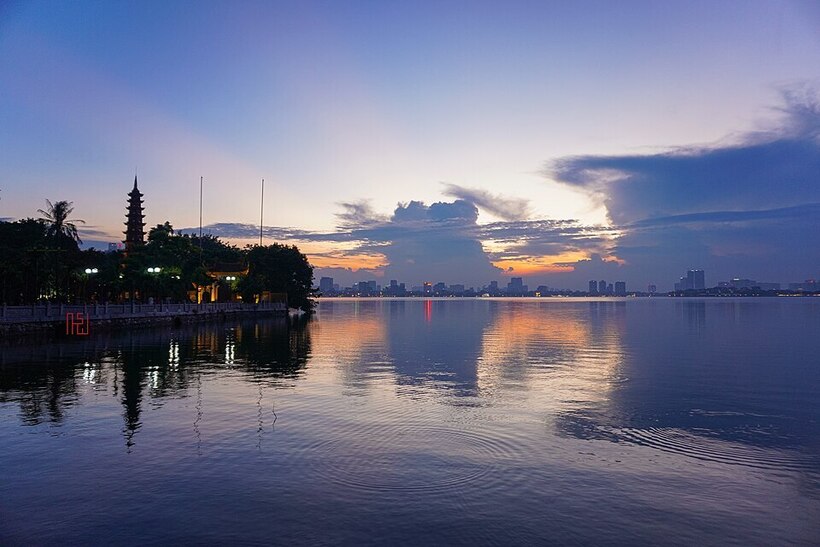 Hồ Tây là chốn nương tựa tinh thần, miền ký ức chứa đựng hệ thống di sản đồ sộ. Ảnh: Wikipedia