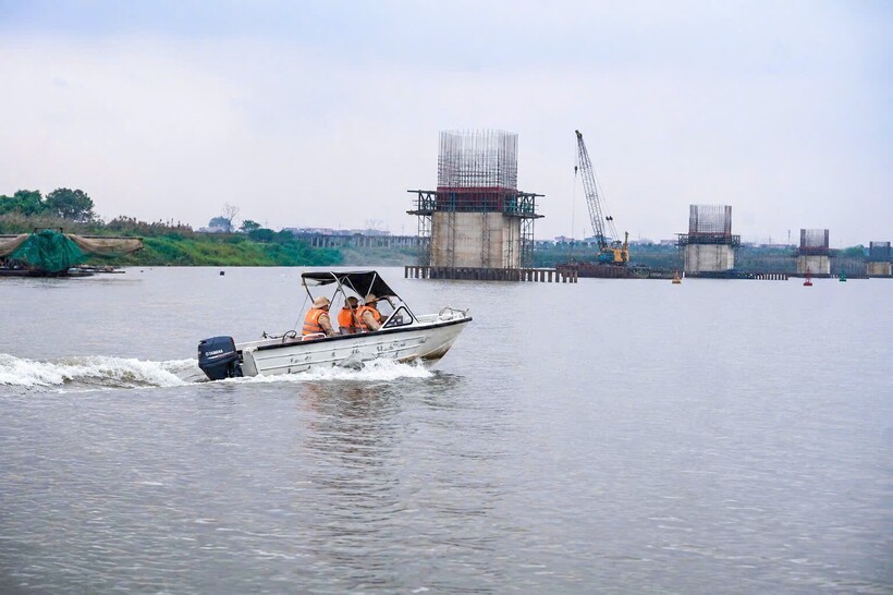 Cảnh sát đường thuỷ Hà Nội tuần tra trên sông Hồng. Ảnh CACC.