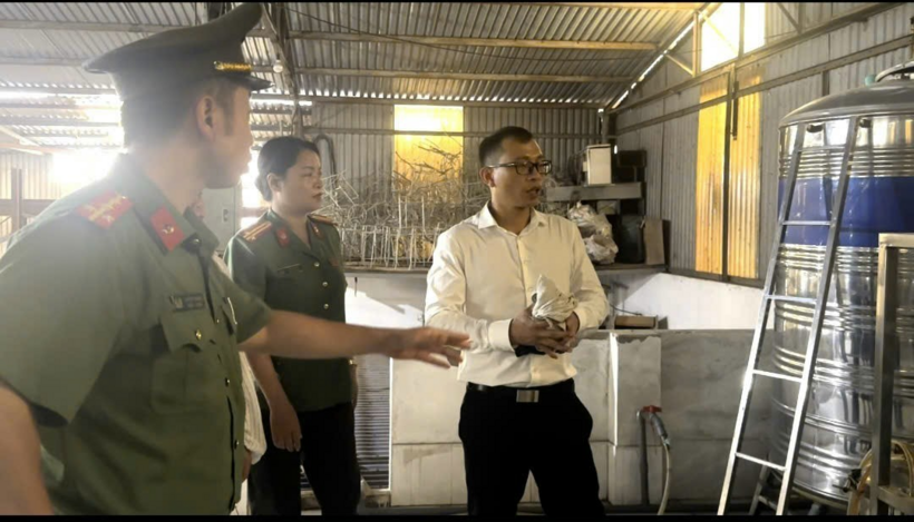 Cán bộ Phòng An ninh kinh tế - CATP Hà Nội tiến hành kiểm tra đột xuất cơ sở kinh doanh nước đóng bình. Ảnh: Công an TP. Hà Nội