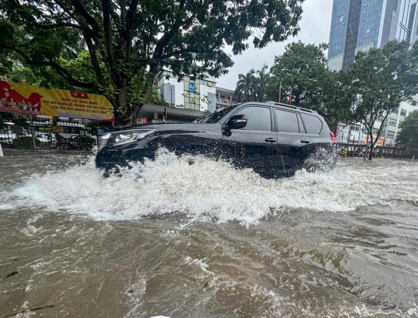 Hà Nội có mưa rào và dông. Ảnh: Quốc Khánh - TTXVN.