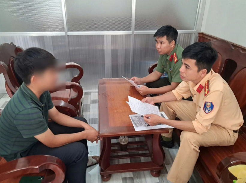 L.D.H. làm việc với lực lượng Công an. Ảnh: Phòng Cảnh sát giao thông Công an tỉnh Đồng Tháp