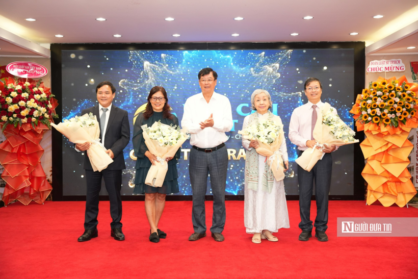 TS. Trần Công Phàn tặng hoa chúc mừng ra mắt Nền tảng Nhịp cầu Luật sư.