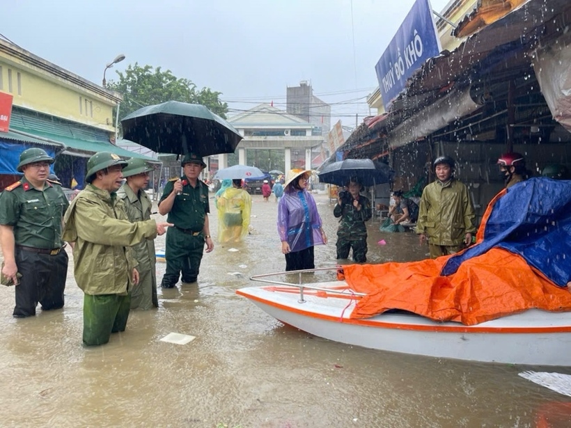 Đại tá Lê Đăng Khoa, Phó Giám đốc Công an tỉnh trực tiếp chỉ đạo các lực lượng hỗ trợ Nhân dân di dời tài sản tại khu vực chợ Giếng Vuông. Ảnh Công an tỉnh Lạng Sơn.
