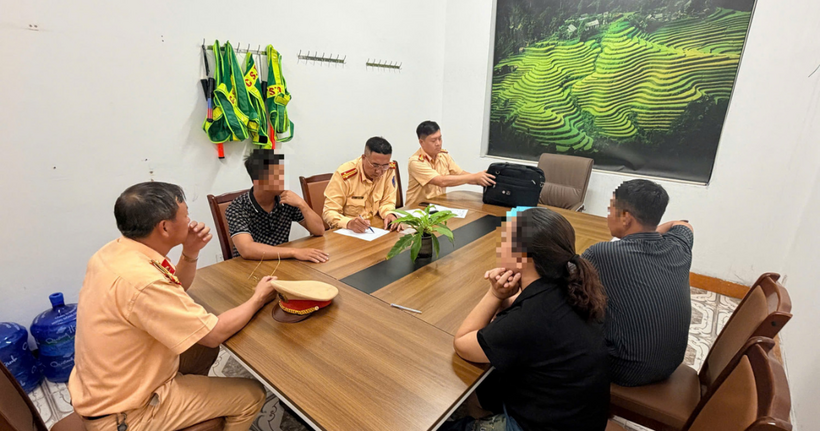 Lực lượng chức năng làm việc với trường hợp vi phạm có sự chứng kiến của phụ huynh. (Ảnh: Công an tỉnh Quảng Ninh)
