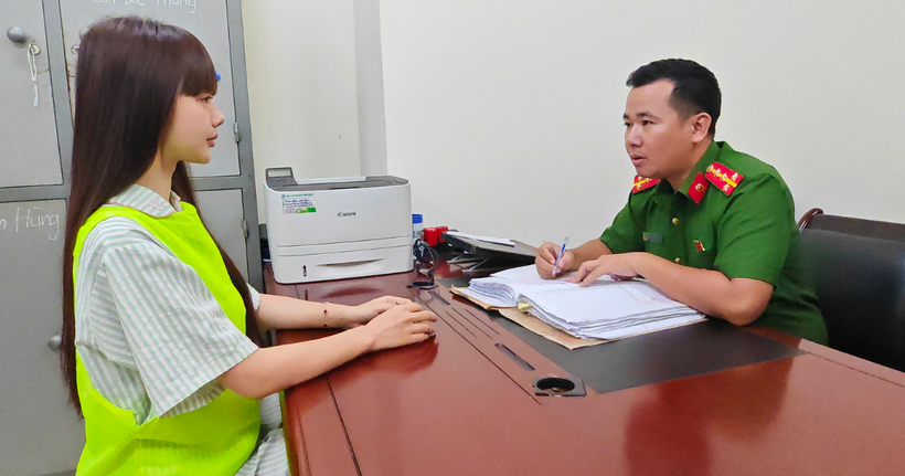 Nguyễn Thị Hương (tức cô giao Hương) tại cơ quan công an. (Ảnh: Công an Hà Nội)