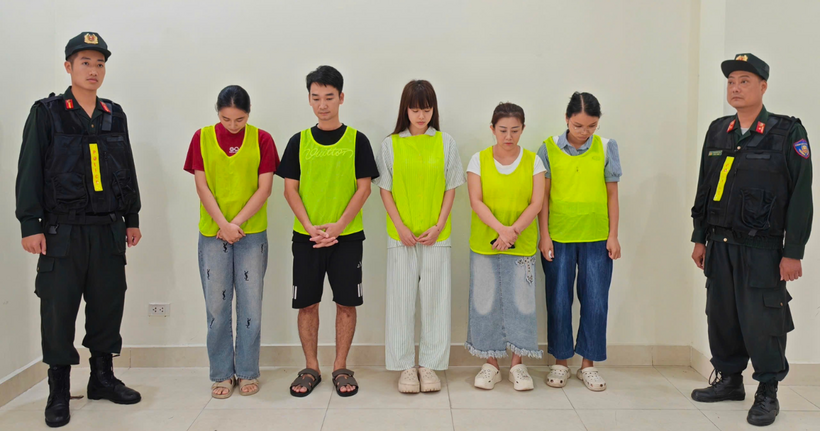 Nhóm đối tượng tại cơ quan công an. (Ảnh: Công an Hà Nội)