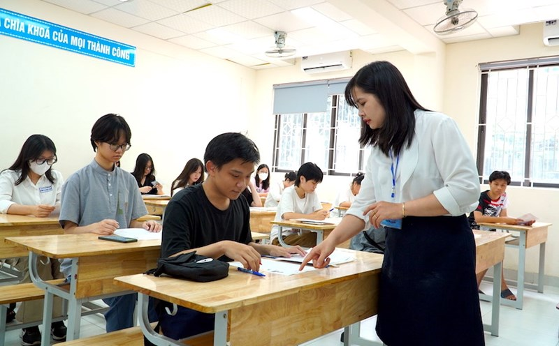 Thời gian làm giáo viên hợp đồng có đóng BHXH bắt buộc sẽ được cộng dồn với thời gian làm viên chức để làm căn cứ tính hưởng phụ cấp thâm niên. Ảnh minh họa: Báo Lao động