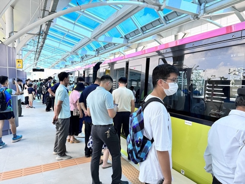 Người dân đi tuyến metro Nhổn - ga Hà Nội. Ảnh: Nguyễn Lâm