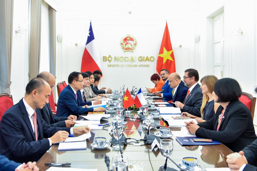Bộ trưởng Ngoại giao Lê Hoài Trung hội đàm với Bộ trưởng Ngoại giao Cộng hòa Chile Francisco Pérez Mackenna (Ảnh: Bộ Ngoại giao).