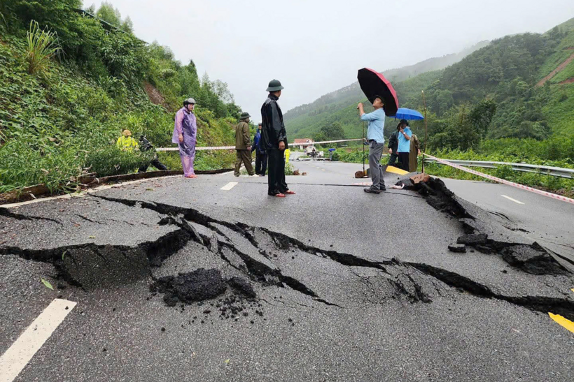 Mặt đường Quốc lộ 4B xuất hiện nhiều điểm đứt gãy. Ảnh: Vietnamnet