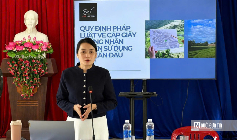 Luật sư Lê Thị Thúy Kiều, báo cáo viên pháp luật, phổ biến những quy định liên quan đến tách thửa, cấp giấy chứng nhận quyền sử dụng đất.