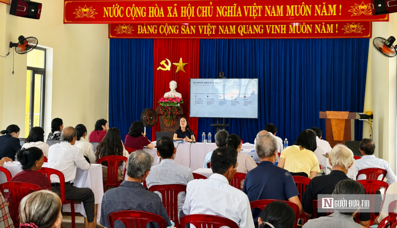 Tiến sĩ Phan Thị Nhật Tài, báo cáo viên pháp luật, trao đổi các quy định về dân số, bình đẳng giới và phòng, chống bạo lực gia đình.