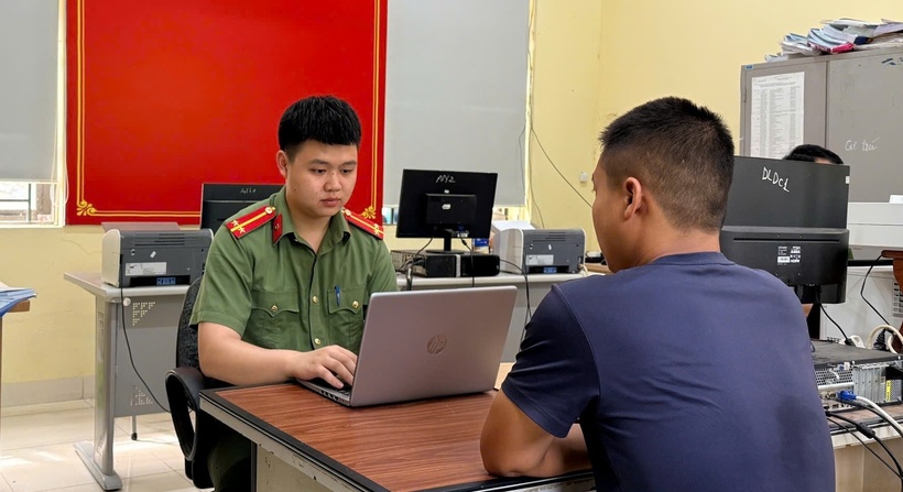Bình luận nội dung sai sự thật trên facebook, người đàn ông nhận ra sai phạm. Ảnh: Công an xã Trần Phú