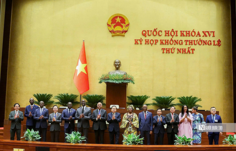Chủ tịch Quốc hội Patrick Achi thăm phòng họp Diên Hồng (Ảnh: Hữu Thắng).