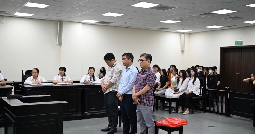 Bị cáo Phạm Văn Long (áo xanh đứng giữa) và hai đồng phạm Nguyễn Tuấn Ngọc và Nguyễn Văn Sáng. (Ảnh: Hoàng An)