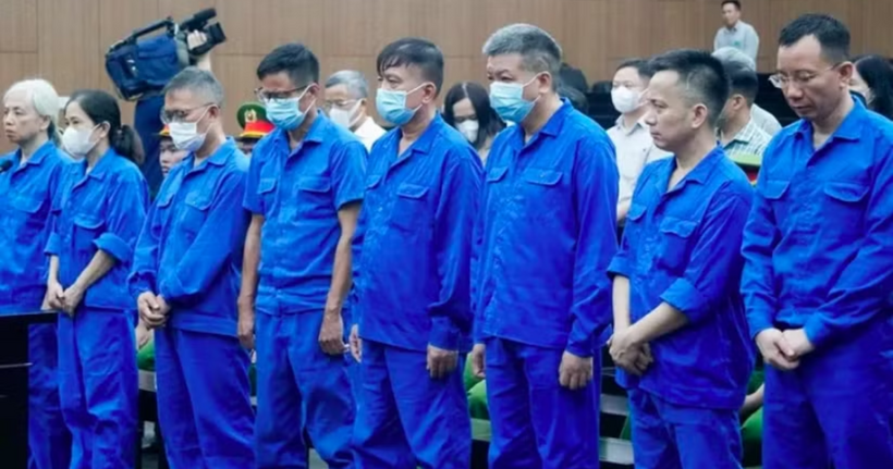 Các bị cáo Nguyễn Bá Hoan và Tống Hải Nam (đứng giữa). (Ảnh: Hoàng An)