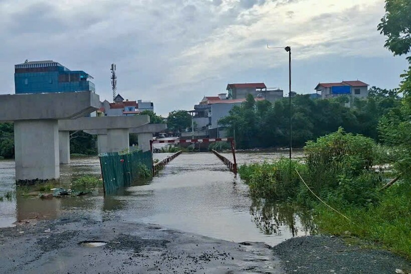 Nước sông dâng cao, tràn mặt cầu khiến các phương tiện không di chuyển được. Ảnh CACC.