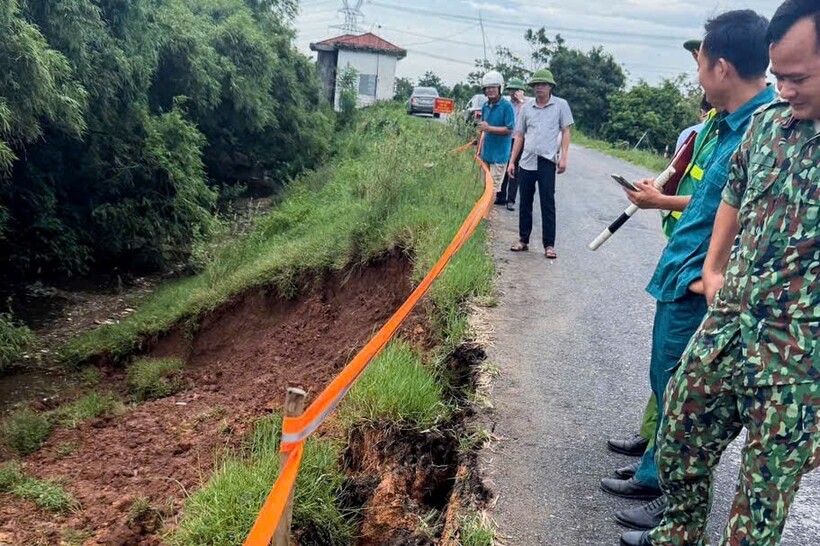 Điểm sạt lở trên tuyến đê thôn Bến (nay là thôn Đức Hòa), xã Đa Phúc. Ảnh CACC.