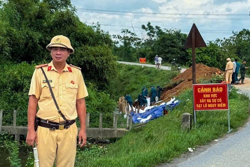 CSGT Hà Nội phối hợp với các lực lượng chức năng bảo đảm TTATGT tại điểm sạt lở tại xã Đa Phúc. Ảnh CACC.