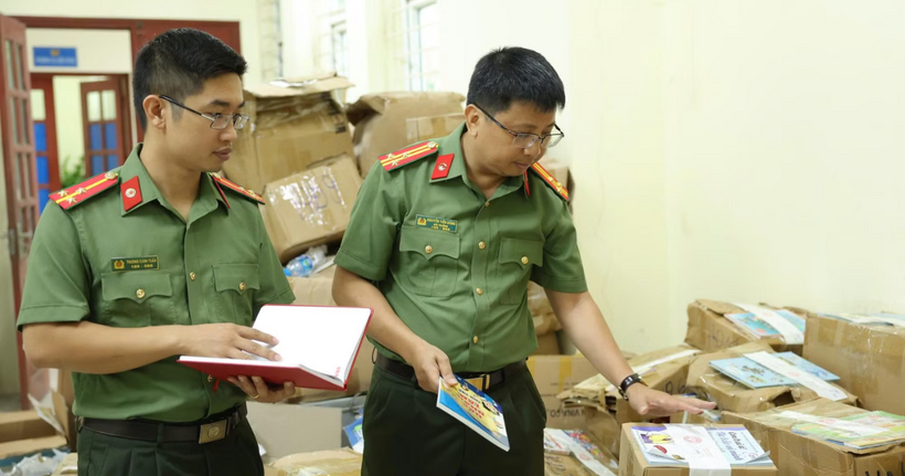Cơ quan chức năng thu giữ tang vật vụ án. (Ảnh: Thu Thủy)