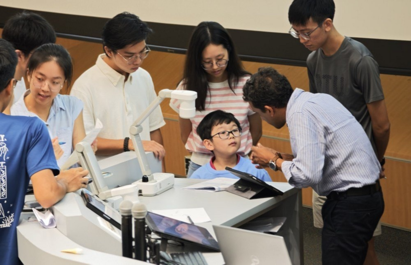 Theodore Kwan trong giảng đường Đại học Công nghệ Nanyang. Ảnh: NTU.