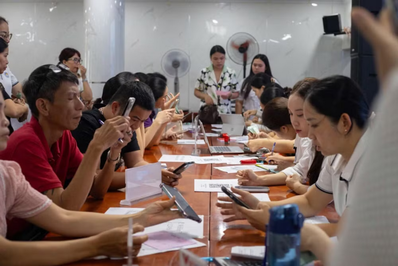 Cha mẹ học sinh làm thủ tục và tìm hiểu thông tin tuyển sinh tại một cơ sở giáo dục nghề nghiệp ở Hà Nội. Ảnh: Báo Nhân dân