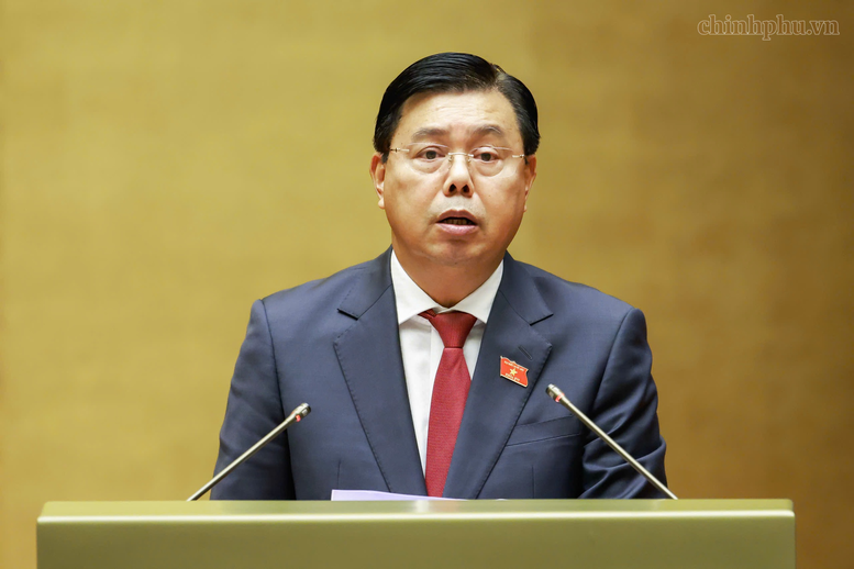 Bộ trưởng Bộ Nội vụ Nguyễn Tiến Hải báo cáo giải trình trước Quốc hội về những vấn đề liên quan đến Luật sửa đổi, bổ sung một số điều của Luật Người lao động Việt Nam đi làm việc ở nước ngoài. Ảnh: chinhphu.vn/Nhật Bắc