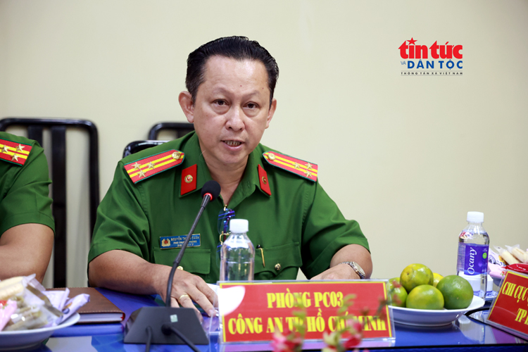 Thượng tá Nguyễn Thành Danh, Phó Trưởng phòng Cảnh sát điều tra tội phạm về tham nhũng, kinh tế, buôn lậu và môi trường Công an TP Hồ Chí Minh chia sẻ thông tin tại buổi tọa đàm. Ảnh: Theo Báo Tin Tức & Dân Tộc