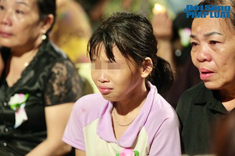 Cô bé nức nở vì nhớ về người mẹ đã qua đời của mình.