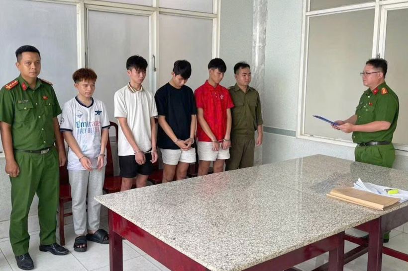 Công an xã Cái Bè tống đạt quyết định tố tụng đối với nhóm 4 đối tượng. Ảnh: CAND