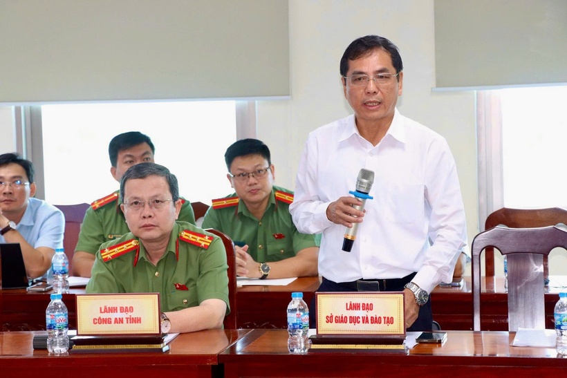 Lãnh đạo Sở Giáo dục và Đào tạo Đồng Tháp trao đổi tại cuộc họp - Ảnh: chinhphu.vn/LS