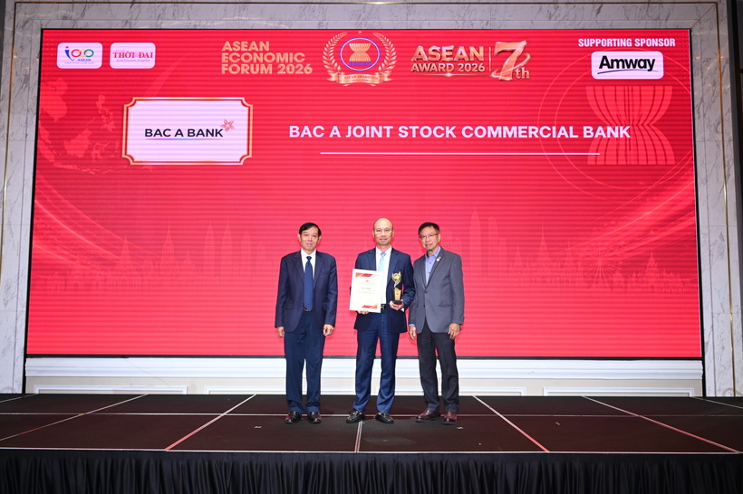 Đại diện BAC A BANK nhận giải thưởng Top 10 Doanh nghiệp tiêu biểu ASEAN 2026 từ Ban Tổ chức ASEAN Award 2026. Nguồn ảnh BAC A BANK