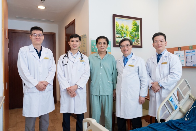Bệnh nhân Khuê (giữa) sau 2 lần điều trị thành công căn bệnh ung thư cùng ê-kíp điều trị tại Vinmec Times City. Nguồn ảnh Vinmec
