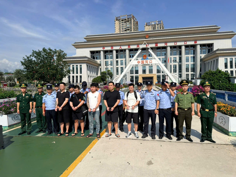 Phát hiện, xử lý 5 công dân Trung Quốc nhập cảnh trái phép, trục xuất về nước. Ảnh Công an tỉnh Lào Cai.