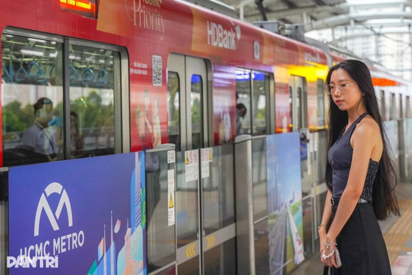 Hành khách sử dụng Metro số 1 TPHCM (Ảnh: Nam Anh).