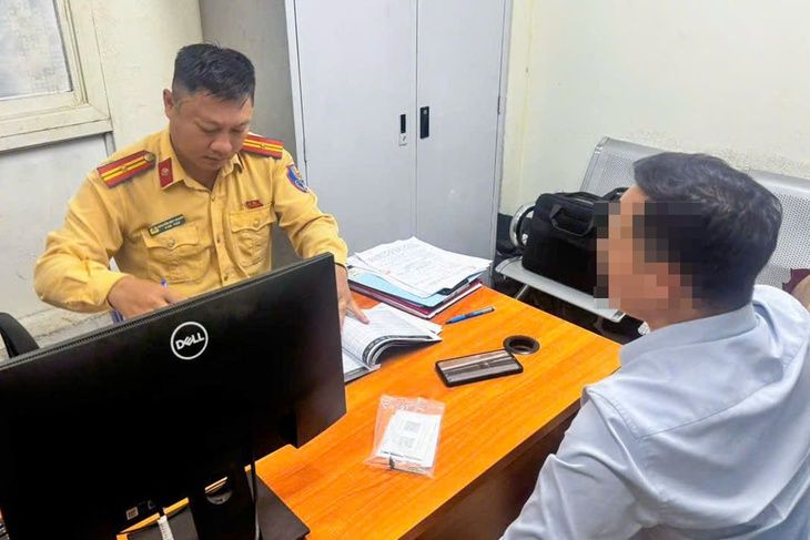 Nam tài xế tại trụ sở công an. Ảnh: Tuổi trẻ Online