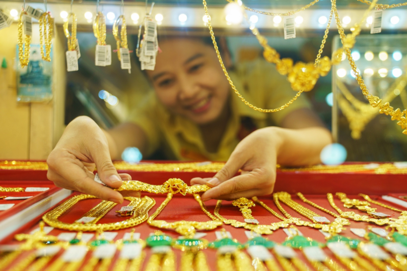 Chiều 25/8, vàng SJC đi ngang và vàng nhẫn đảo chiều giảm so với sáng nay sau khi tăng mạnh. Ảnh: N.Hiền/VietNamnet