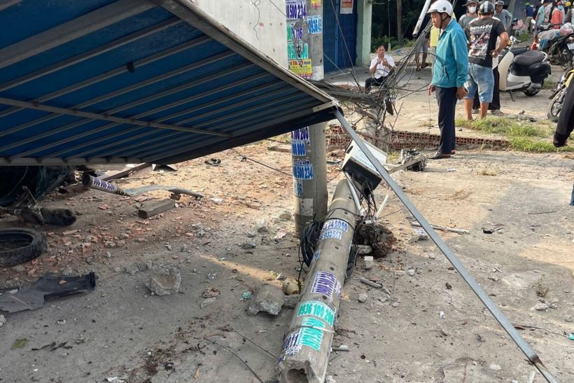 Cột điện bị ô tô tông gãy. Ảnh: Dân trí
