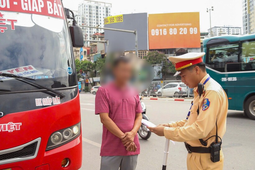 Đội CSGT đường bộ số 14 kiểm soát hoạt động vận tải trước dịp lễ. Ảnh CACC.