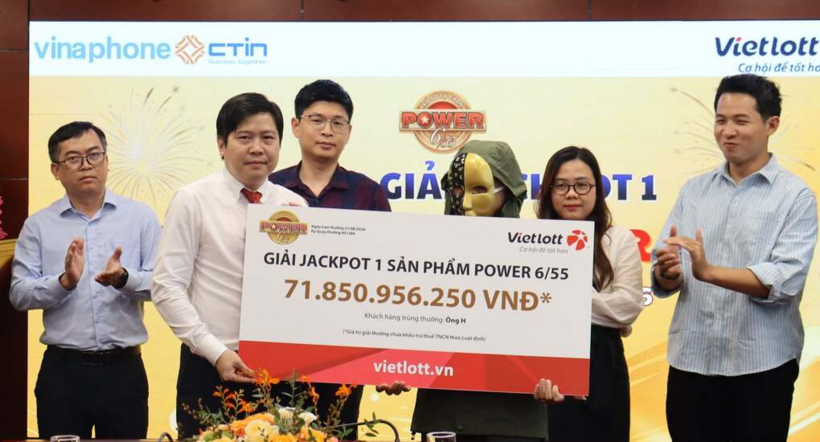 Ông H. giấu tên và đeo mặt nạ khi nhận thưởng ngày 21/8. Ảnh: Vietlott/ Theo VnExpress.