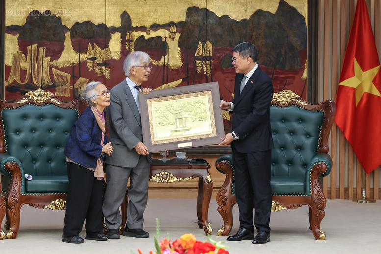Thủ tướng Lê Minh Hưng tặng bức tranh Văn Miếu - Quốc Tử Giám cho Giáo sư Trần Thanh Vân và Giáo sư Lê Kim Ngọc - Ảnh: chinhphu.vn/Nhật Bắc