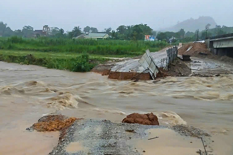 Đường tránh thi công cầu Khe Trằng, xã Thành Bình Thọ, tỉnh Nghệ An bị sạt lở do mưa lũ. Ảnh: VGP.