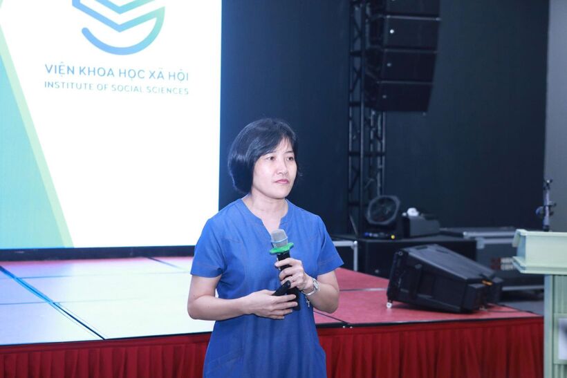 PGS.TS Trần Thị Lệ Thu, Viện trưởng Viện Khoa học Xã hội, Trường Đại học Sư phạm Hà Nội, trao đổi tại hội nghị. Ảnh: MOET