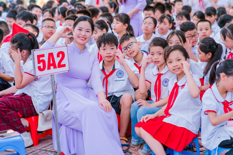 Giáo viên và học sinh ở Hà Nội. Ảnh: Mỹ Hà/Dân trí