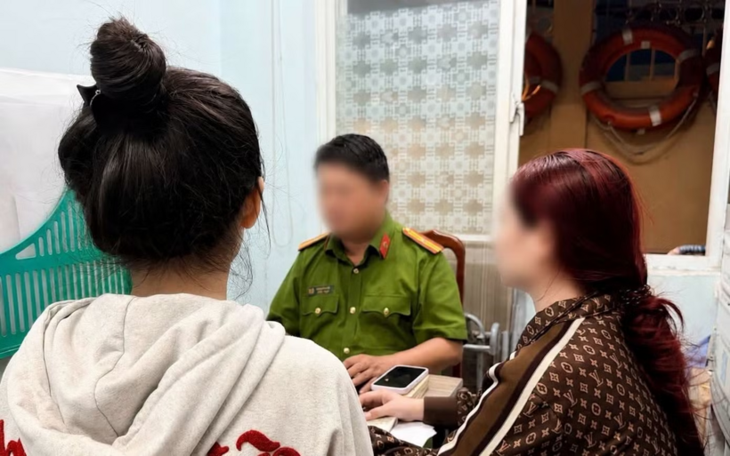 Công an làm việc với những người liên quan. Ảnh: Tiền Phong