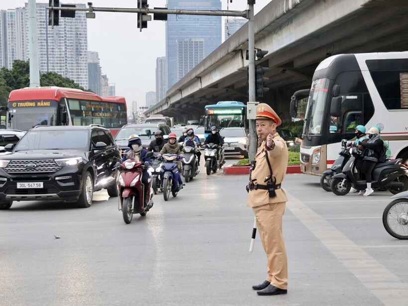 Công an thành phố Hà Nội phân luồng giao thông và tổ chức hướng đi cho các loại phương tiện.