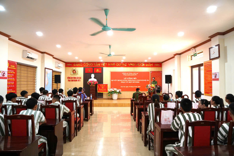 Lễ công bố Quyết định giảm thời hạn chấp hành án phạt tù dịp Quốc khánh 2/9/2026. Ảnh Công an tỉnh Lào Cai.